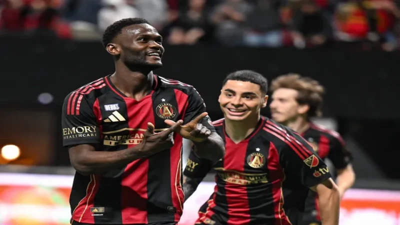 Emmanuel Latte Lath và Miguel Almiron của Atlanta United trong ảnh chụp ngày 22 tháng 2 năm 2025