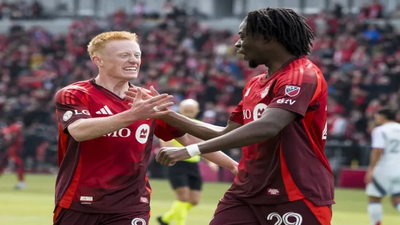 Matty Longstaff và Deandre Kerr ăn mừng bàn thắng cho Toronto vào ngày 15 tháng 3 năm 2025