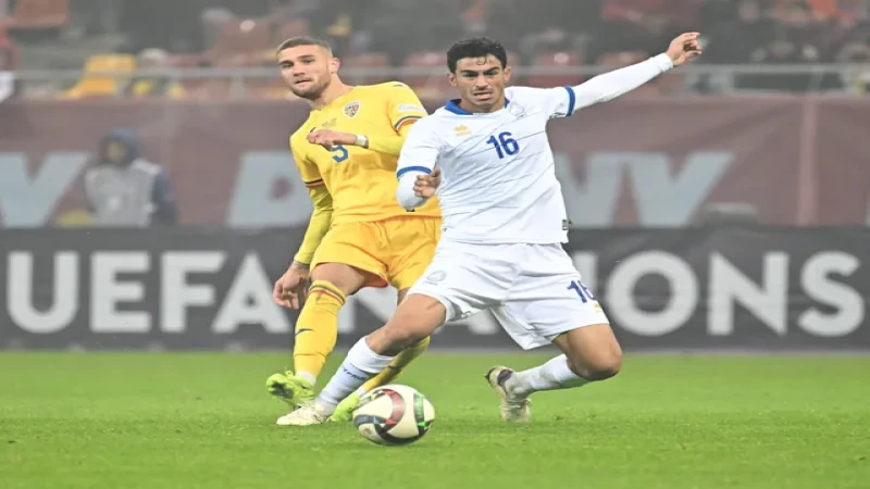 Daniel Birligea và Stelios Andreou tranh bóng trong trận Romania và Đảo Síp ngày 18 tháng 11 năm 2024