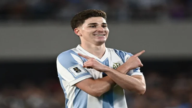 Julian Alvarez ăn mừng bàn thắng cho Argentina
