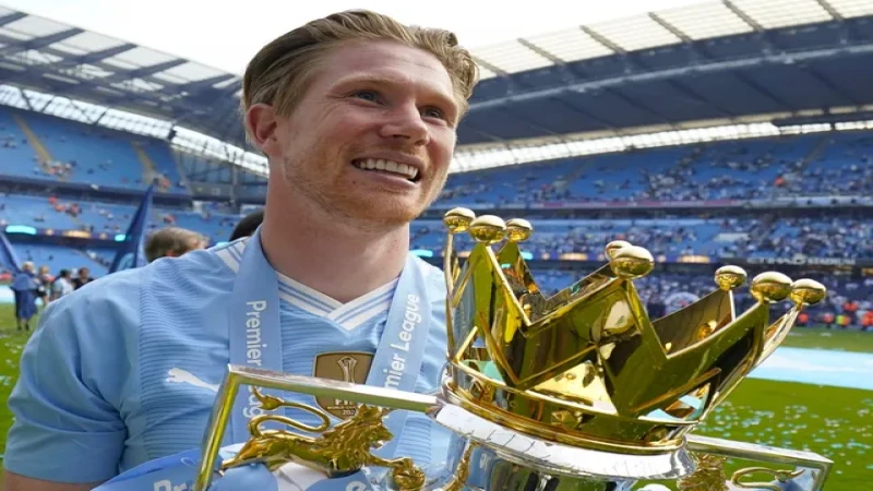 De Bruyne nâng cúp vô địch Premier League Kevin De Bruyne của Manchester City với chiếc cúp vô địch Premier League vào ngày 19 tháng 5 năm 2024