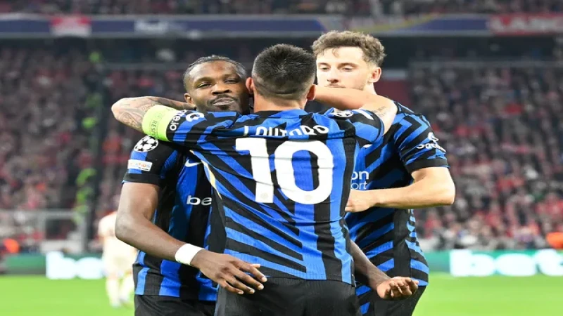 Lautaro Martinez của Inter Milan ăn mừng bàn thắng với Marcus Thuram và Carlos Augusto vào ngày 8 tháng 4 năm 2025