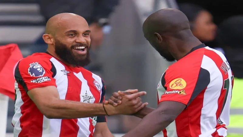 Bryan Mbeumo và Yoane Wissa ăn mừng chiến thắng cùng Brentford, ngày 19 tháng 4 năm 2025