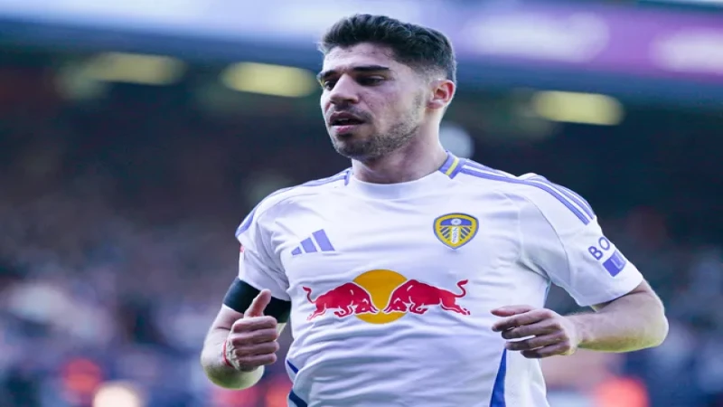 Tiền vệ cánh Manor Solomon của Leeds United vào tháng 4 năm 2025
