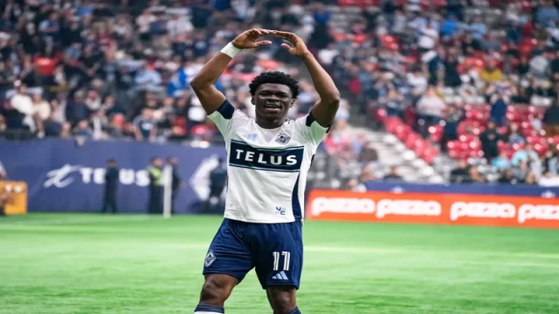 Emmanuel Sabbi của Vancouver Whitecaps trong một trận đấu