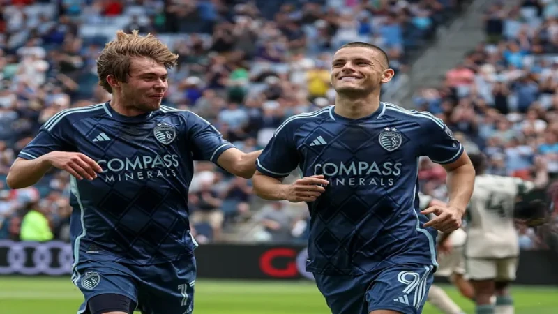 Jake Davis và Dejan Joveljic của Sporting Kansas City trong trận đấu ngày 13 tháng 4 năm 2025