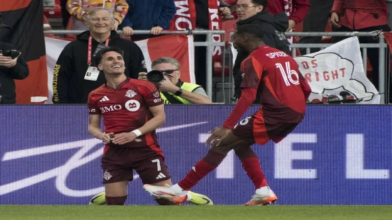 Tiền đạo Toronto Theo Corbeanu ăn mừng bàn thắng vào ngày 30 tháng 4 năm 2025