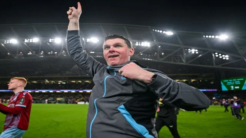 Huấn luyện viên Kevin Doherty của Drogheda United ăn mừng chiến thắng