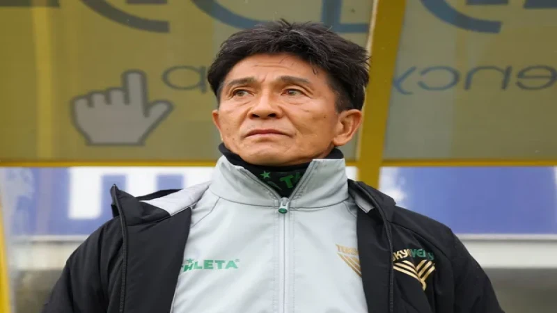 HLV Hiroshi Jofuku của Tokyo Verdy trong trận đấu với Kashiwa Reysol, ngày 29 tháng 3 năm 2025