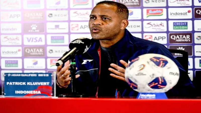 Huấn luyện viên Patrick Kluivert của Indonesia trong buổi họp báo trước trận đấu với Trung Quốc ngày 24/03/2025