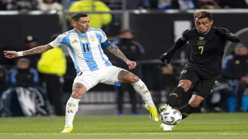 Darwin Ceren của El Salvador tranh bóng với Angel Di Maria của Argentina ngày 22/03/2024