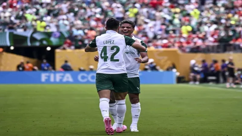 Jose Manuel Lopez và Richard Rios của Palmeiras, ảnh chụp tháng 6 năm 2025