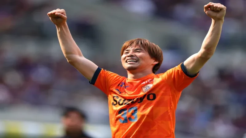 Cầu thủ Takashi Inui của Shimizu S-Pulse trong tháng 4 năm 2025