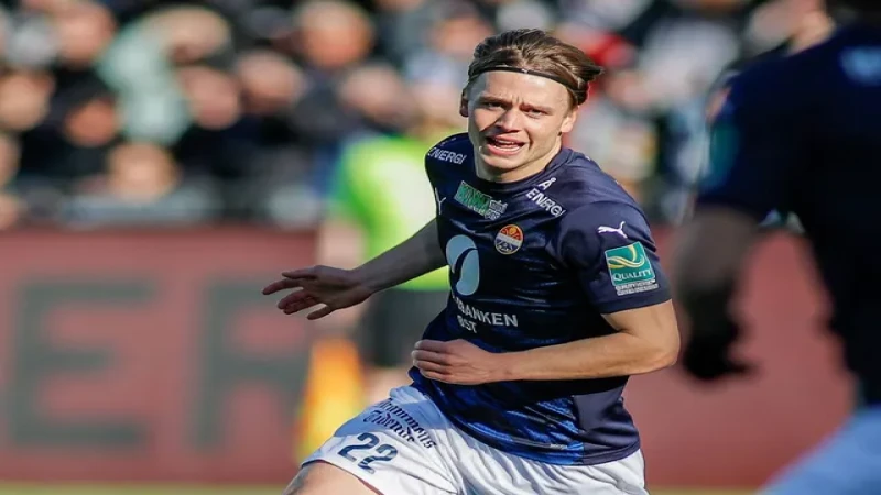 Jonas Therkelsen của Stromsgodset trong trận đấu với Rosenborg ngày 29 tháng 3 năm 2025