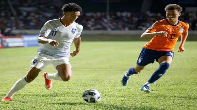 Leandro Antonetti của Puerto Rico tranh bóng với Kayne Connor của Anguilla ngày 11 tháng 6 năm 2024