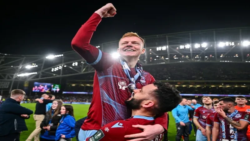 Shane Farrell và Dave Webster của Drogheda United trong trận đấu