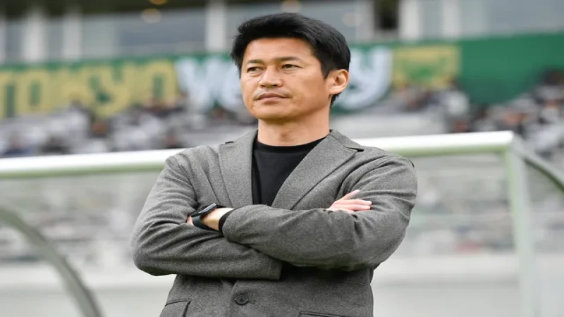 HLV Takayuki Yoshida của Vissel Kobe ngày 12 tháng 4 năm 2025