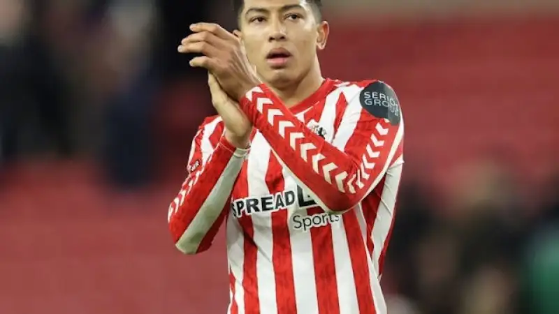 Jobe Bellingham của Sunderland vỗ tay chào người hâm mộ sau trận đấu với Bristol City, vào ngày 10 tháng 12 năm 2024 Jobe Bellingham của Sunderland vỗ tay chào người hâm mộ sau trận đấu với Bristol City, vào ngày 10 tháng 12 năm 2024