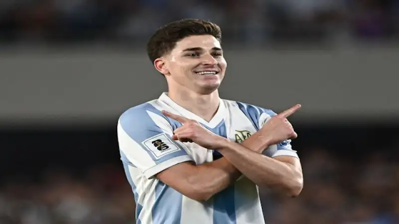 Julian Alvarez của Argentina ăn mừng sau khi ghi bàn vào ngày 25 tháng 3 năm 2025