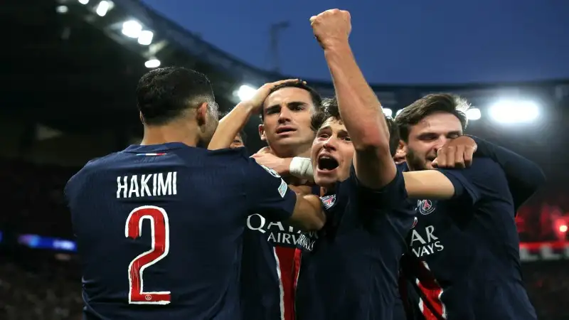 Achraf Hakimi và Desire Doue của Paris Saint-Germain ăn mừng ngày 31/05/2025 Achraf Hakimi và Desire Doue của Paris Saint-Germain ăn mừng ngày 31/05/2025