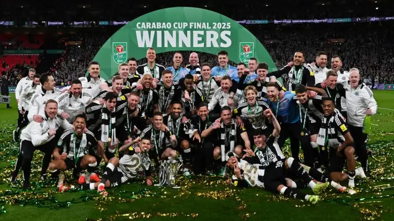 Bruno Guimaraes, Sandro Tonali và Joelinton của Newcastle United ăn mừng với EFL Cup ngày 16/03/2025 Bruno Guimaraes, Sandro Tonali và Joelinton của Newcastle United ăn mừng với EFL Cup ngày 16/03/2025