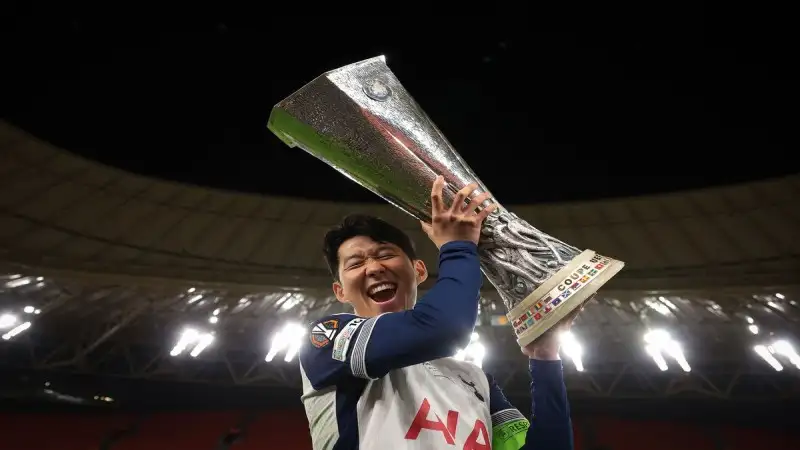 Son Heung-Min nâng cao cup C2 cùng Tottenham