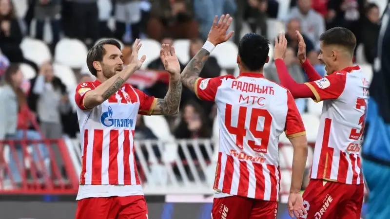 Cầu thủ của Crvena Zvezda ăn mừng khi ghi bàn
