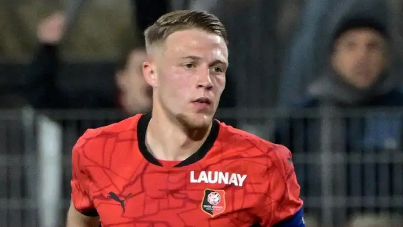 Adrian Truffert trong màu áo Rennes