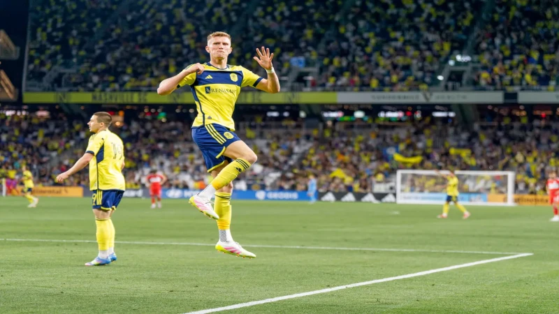 Sam Surridge ăn mừng bàn thắng cho Nashville SC