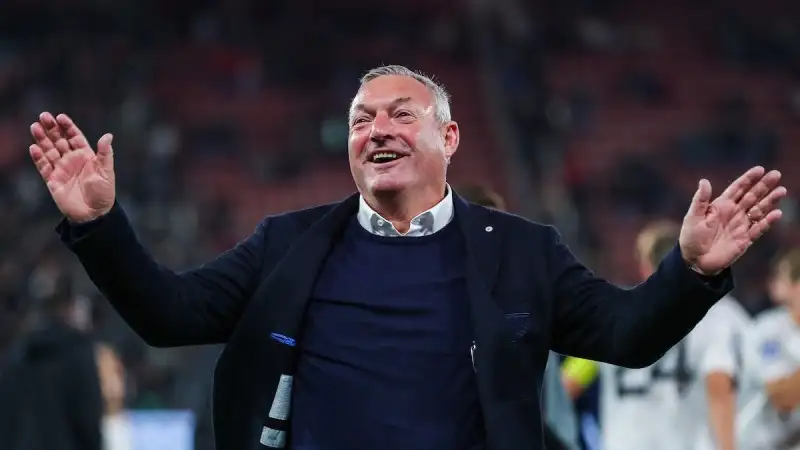 Huấn luyện viên Ron Jans ăn mừng chiến thắng của FC Utrecht trước AZ vào tháng 12 năm 2024