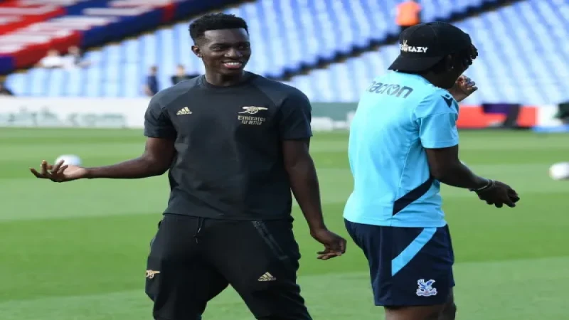 Eddie Nketiah của Arsenal và Eberechi Eze của Crystal Palace