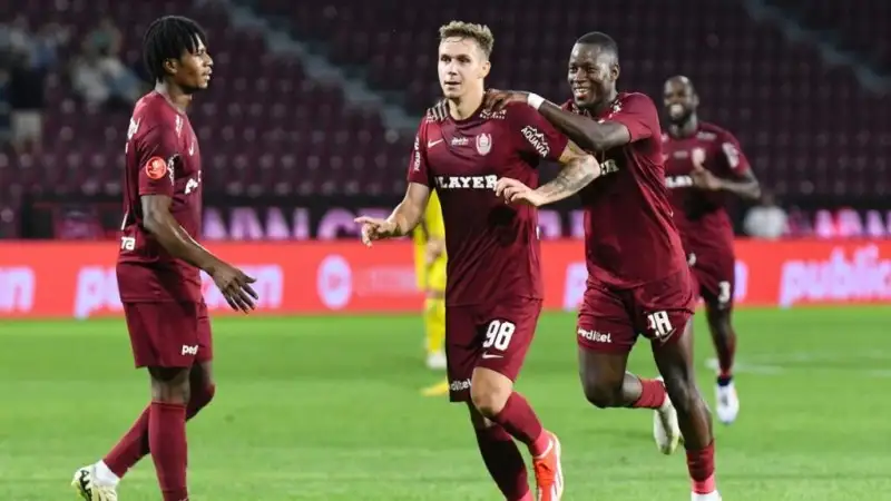 Các cầu thủ CFR Cluj ăn mừng bàn thắng