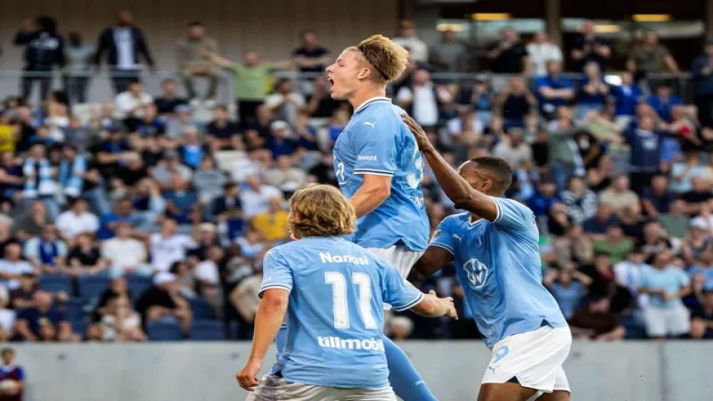 Nils Zatterstrom, Sebastian Nanasi và Isaac Kiese Thelin của Malmo FF ăn mừng