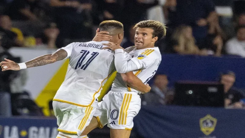Riqui Puig và Gabriel Pec của Los Angeles Galaxy ăn mừng bàn thắng ngày 14/09/2024