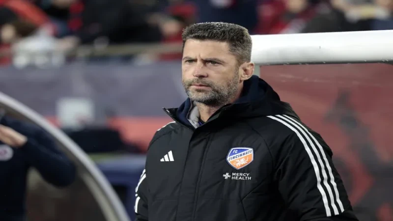 Huấn luyện viên trưởng FC Cincinnati Pat Noonan chụp ảnh vào ngày 29 tháng 4 năm 2023