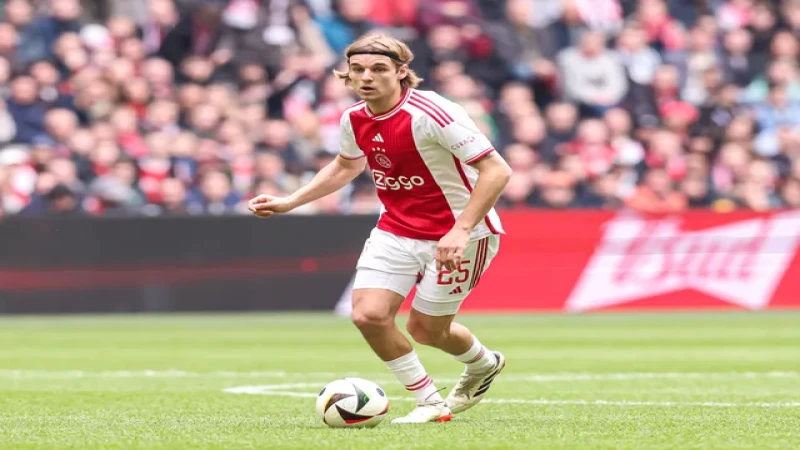 Borna Sosa của Ajax trong trận đấu tháng 3/2024