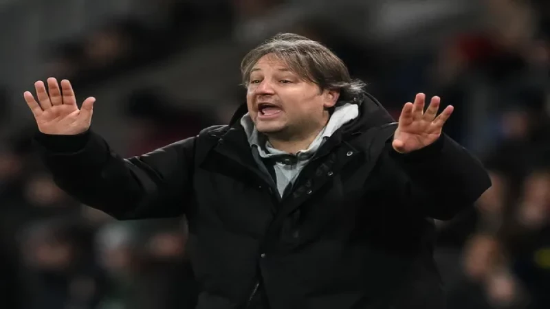 Huấn luyện viên Craig Harrison của The New Saints trong một trận đấu