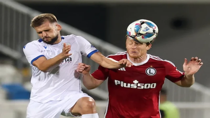 Veton Tusha (trái) của Drita tranh bóng với Radovan Pankov (phải) của Legia Warsaw vào ngày 29 tháng 8 năm 2024