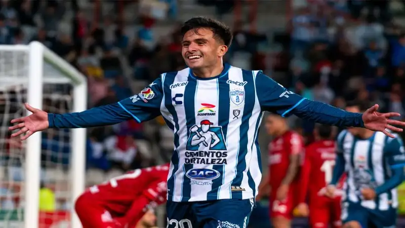 Alan Bautista ăn mừng bàn thắng cho Pachuca