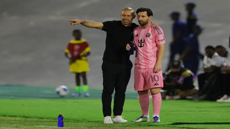 Huấn luyện viên Javier Mascherano của Inter Miami cùng Lionel Messi