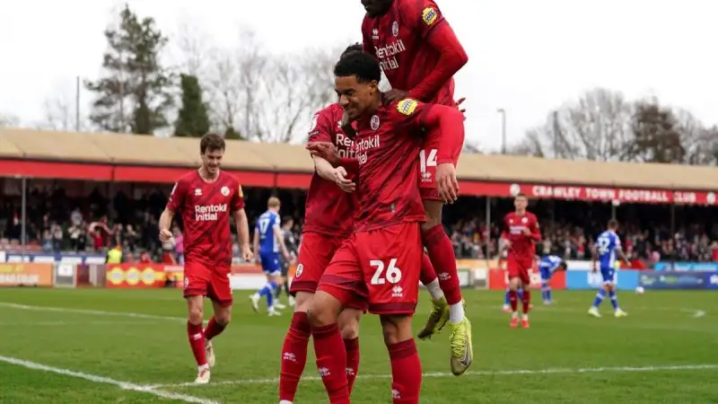 Kamari Doyle ăn mừng bàn thắng cho Crawley Town