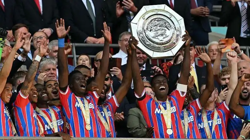 Marc Guehi của Crystal Palace nâng cao chiếc Community Shield