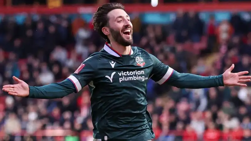 Josh Sheehan của Bolton Wanderers trong trận đấu