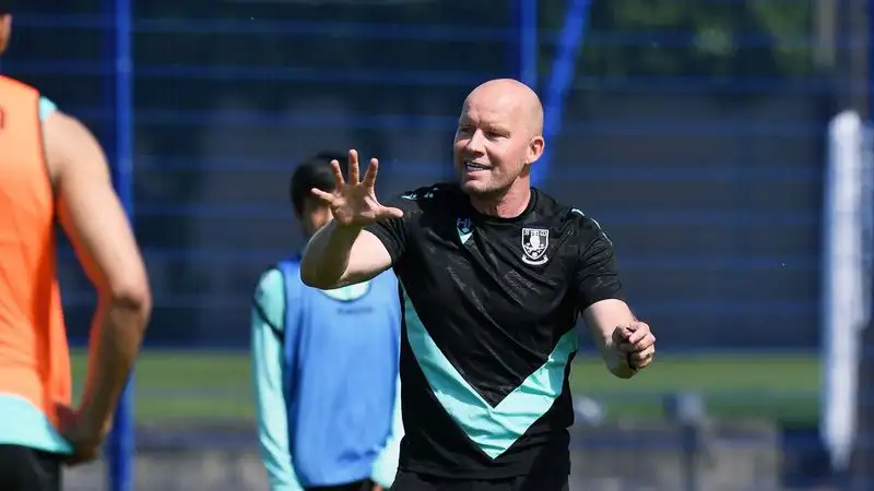 Trợ lý huấn luyện viên Sheffield Wednesday Henrik Pedersen
