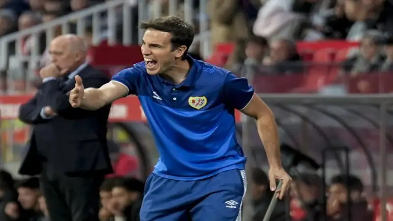 Huấn luyện viên Inigo Perez của Rayo Vallecano