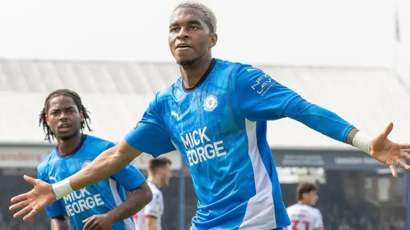 Malik Mothersille ăn mừng bàn thắng cho Peterborough United