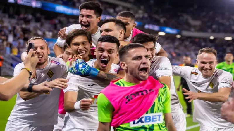 Các cầu thủ Kairat Almaty ăn mừng chiến thắng trước Slovan Bratislava