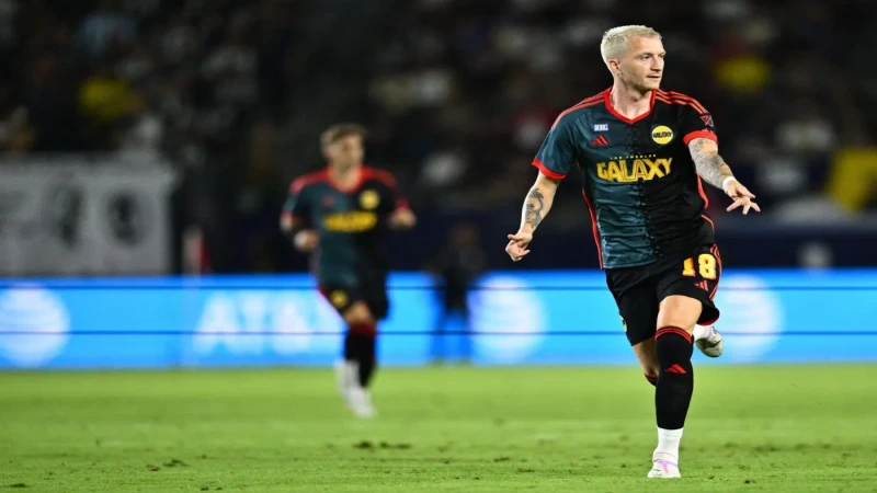 Marco Reus ăn mừng bàn thắng cho Los Angeles Galaxy