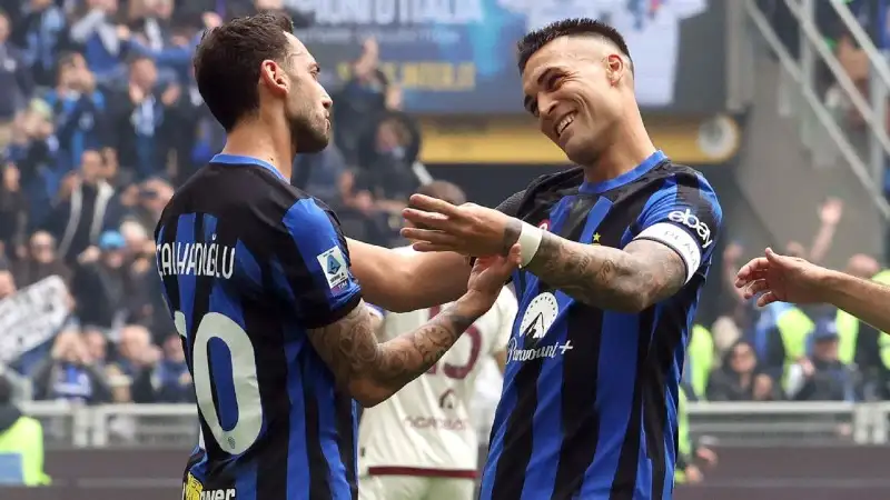 Lautaro Martinez và Hakan Calhanoglu trong màu áo Inter Milan