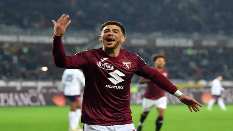Che Adams ăn mừng bàn thắng cho Torino